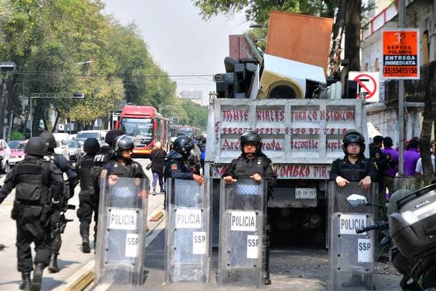 November 5, 2019: EUM20191105SOC08.JPG.CIUDAD DE MEXICO, SecuritySeguridad-CDMX.- Habitantes de un predio habitacional ubicado de Avenida Cuauhtemoc numero 166, en la colonia Doctores de la zona centro de la Ciudad de Mexico, fueron desalojados zona por elementos de seguridad capitalina este 5 de noviembre de 2019. En el proceso se registraron algunas grescas entre policias y vecinos. Foto: Agencia EL UNIVERSALHugo GarciaAFBV  - ZUMAu78_ 20191105_zaf_u78_014 Copyright: xElxUniversalx