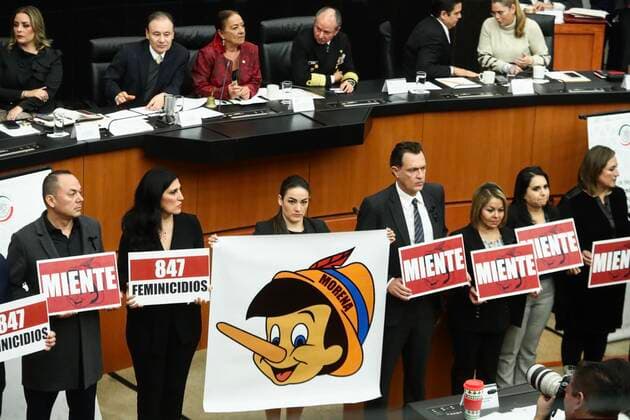 News Bilder des Tages November 5, 2019: EUM20191105POL10.JPG.CIUDAD DE MEXICO, SenateSenado-Sesion.- Aspectos de la comparecencia del titular de la Secretaria de Seguridad y Proteccion Ciudadana (SSPC), Alfonso Durazo Montano, ante el Senado de la Republica este 5 de noviembre de 2019. En imagen, senadores protestando contra Durazo con figuras de Pincho, al declarar que la secretaria miente respecto a la situacion de violencia en el pais. Foto: Agencia EL UNIVERSALDiego Simon SanchezAFBV.  - ZUMAu78_ 20191105_zaf_u78_032 Copyright: xElxUniversalx