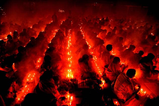 Bilder des Jahres 2019, News 11 November News Themen der Woche KW45 (191106) -- NARAYANGANJ, Nov. 6, 2019 -- Hindu devotees pray at a temple during the Rakher Upobash, a Hindu religious fasting festival in Narayanganj, Bangladesh, Nov. 5, 2019. Hindu devotees gathered in front of a temple in Narayanganj to worship and pray to Gods during the ritual called Kartik Brati or Rakher Upobash. (Str Xinhua) BANGLADESH-NARAYANGANJ-RAKHER UPOBASH-FESTIVAL Naim-ul-karim 