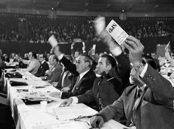 SPD-Parteitag 1972 DEU, Deutschland, Dortmund: Die Wahl zum Bundestag 1972, hier der SPD-Parteitag am 13.10.1972 in Dortmund, endete mit der groessten Zustimmung fuer die SPD in der Geschichte der Bundesrepublik. DEU, Germany, Dortmund: The election to the Bundestag in 1972, here the SPD party conference in Dortmund on 13.10.1972, ended with the greatest approval for the SPD in the history of the Federal Republic. NRW