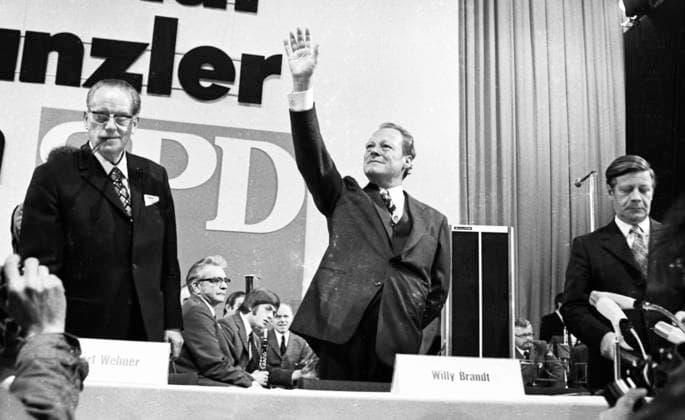 SPD-Parteitag 1972 DEU, Deutschland, Dortmund: Die Wahl zum Bundestag 1972, hier der SPD-Parteitag am 13.10.1972 in Dortmund, endete mit der groessten Zustimmung fuer die SPD in der Geschichte der Bundesrepublik. Herbert Wehner, Willy Brandt, Helmut Schmidt von l. DEU, Germany, Dortmund: The election to the Bundestag in 1972, here the SPD party conference in Dortmund on 13.10.1972, ended with the greatest approval for the SPD in the history of the Federal Republic. NRW