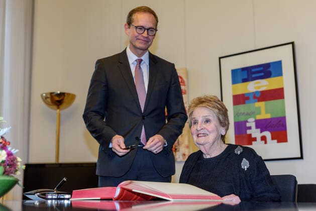 Berlins Regierender Bürgermeister Michael Müller (SPD) begrüßt Madeleine Albright (ehm. US-Außenministerin) im Roten Rathaus,in Berlin anlässlich des 6. Berliner Transatalantic Forum snapshot-photography F.Boillot *** Berlins Governing Mayor Michael Müller SPD welcomes Madeleine Albright ehm US Secretary of State in the Red City Hall, in Berlin on the occasion of the 6 Berlin Transatalantic Forum snapshot photography F Boillot