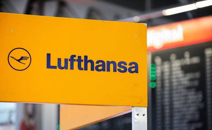 07 11 2019, xmkx, News Flight attendants strike at Lufthansa, Frankfurt Airport v l Logo, Lufthansa, symbol picture, Frankfurt am Main Hessen Germany DE Airport
