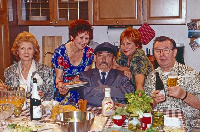 Mit einem Bein im Grab, Fernsehserie, Deutschland 1996 - 1998, Folge: Rette sich, wer kann, Darsteller: Irm Hermann, Lotti Krekel, Heinz Schubert, Brigitte Böttrich, Ernst H. Hilbich Copyright: KPA Nur redaktionelle Nutzung. Editorial usage only. UnitedArchives55002015 !ACHTUNG AUFNAHMEDATUM GESCHÄTZT!