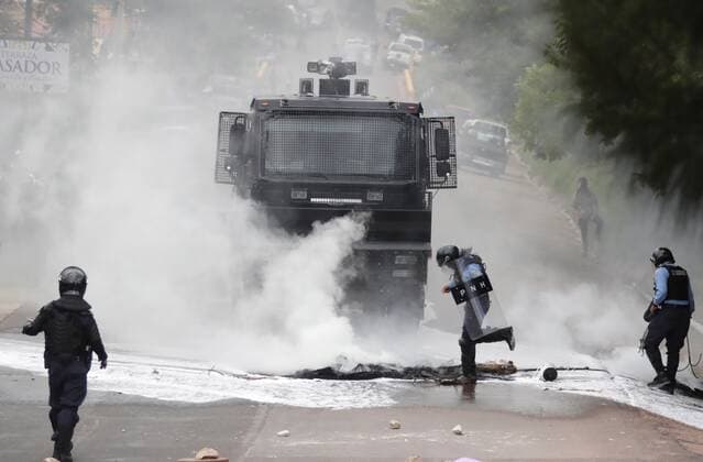 Bilder des Jahres 2019, News 11 November News Themen der Woche KW45 News Bilder des Tages Villagers from El Chimbo demonstrate, as police officers disperse them with tear gas, during the taking of a street in protest against the construction of a residential area of private economic investment that is located in the buffer zone of the forest reserve The Tigra, in Santa Lucia, Honduras, 7 November 2019. Protests in Santa Lucia !ACHTUNG: NUR REDAKTIONELLE NUTZUNG!  Copyright: xGustavoxAmadorx AME1275 20191107-637087614950484199