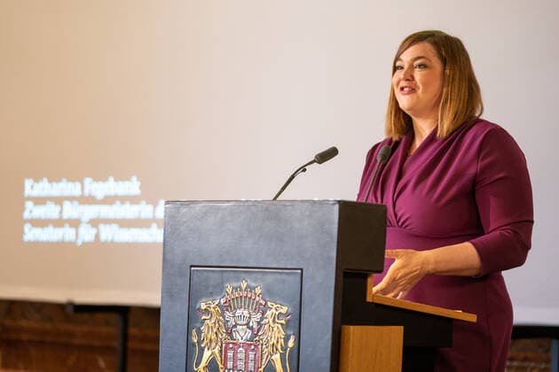 The Hamburg Science Prize 2019 is awarded to Dr Jutta Gärtner by the Hamburg Academy of Sciences and Humanities in the City Hall of Hamburg. Dr Jutta Gärtner, Senator of Science, Katharina Fegebank, will deliver the welcoming speech The Hamburg Science Prize 2019 will be awarded to Dr Jutta Gärtner in the City Hall of Hamburg by the Hamburg Academy of Sciences and Humanities,