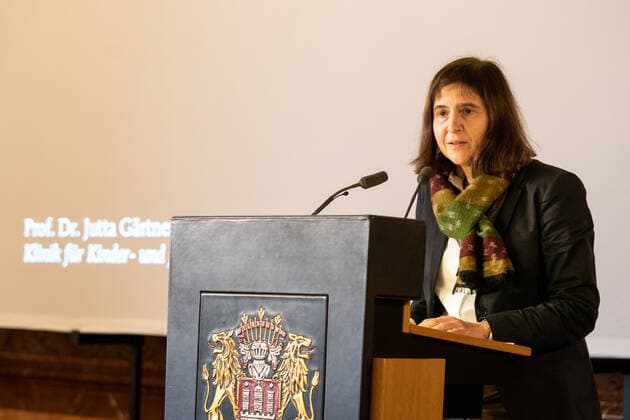 Dr Jutta Gärtner receives the Hamburg Science Award 2019 in the City Hall of Hamburg from the Academy of Sciences Hamburg The prizewinner delivers her acceptance speech The Hamburg Science Award 2019 in the City Hall of Hamburg from the Academy of Sciences Hamburg to Dr Jutta Gärtner ,