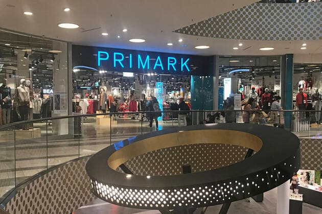 PRIMARK branch in Munich Neuperlach in the PEP, shop window, textile discounter with head office in Dublin in the Republic of Ireland In Primark branches, which usually offer several thousand square meters of sales area, textiles are sold at very low prices Shop, shop, entrance, buildings, shop window