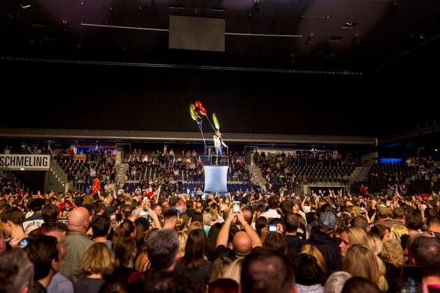 19 David Hasselhoff, singer and actor David Hasselhoff live on Freedom The Journey Continues Tour in Berlins Max Schmeling Halle on 03 10 19, overview, audience, audience, spectators, fans, fannaehe, balloons, The Hoff, pop, pop culture, German Unity Day, Unity Day, Fall of the Wall, 30 years, anniversary, Hollywood, Knight Rider, Baywatch, music Berlin Germany, Germany Copyright: xPOP-EYEx xBenxKriemannx POP-EYE_10119414