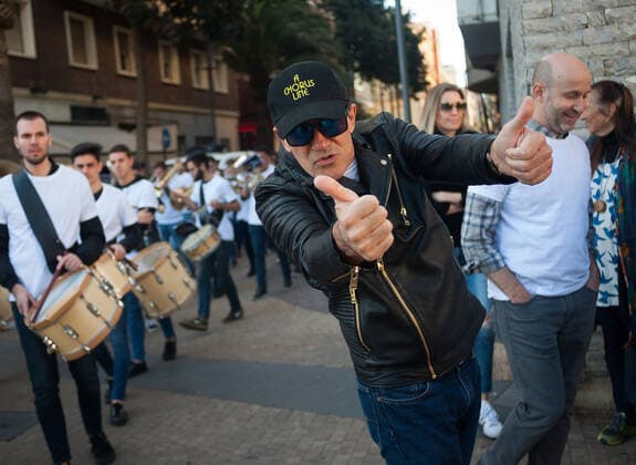Bilder des Jahres 2019, Entertainment 11 November Entertainment Themen der Woche KW45 Entertainment Bilder des Tages November 9, 2019, Malaga, Spain: Spanish actor and director Antonio Banderas is seen giving the thumbs-up during a promotional parade of A Chorus Line musical directed by Spanish actor and director Antonio Banderas, ahead the premiere at the Soho Caixabank theatre on 15 November 2019. . A Chorus Line is the new musical of Antonio Banderas about a group of dancers from Broadway that take part in a musical choir. Malaga Spain - ZUMAs197 20191109_zaa_s197_021 Copyright: xJesusxMeridax