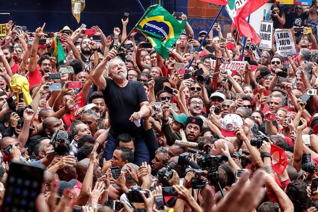Bilder des Jahres 2019, News 11 November News Themen der Woche KW45 Supporters of Brazilian former President Luiz Inacio Lula da Silva (C) carry him on shoulders in Sao Bernardo do Campo, Brazil, 9 November 2019. Supporters receive Lula in Sao Bernardo do Campo !ACHTUNG: NUR REDAKTIONELLE NUTZUNG!  Copyright: xSebastiaoxMoreirax AME2242 20191109-637089281438990260