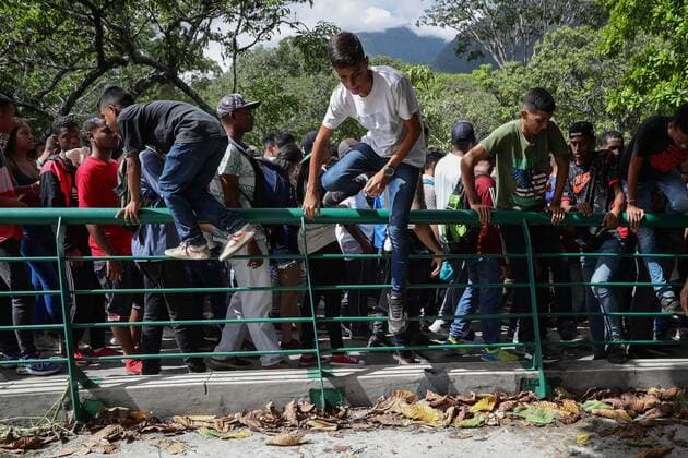People leave after a concert at the facilities of the Generalisimo Francisco de Miranda Park, in Caracas, Venezuela, 9 November 2019. A young woman died and at least 20 people were injured this Saturday in the middle of the disorder that was generated in the park, where a free concert was planned that brought together tens of thousands of teenagers and was suspended after two songs. One deceased and dozens injured after failed free concert in Caracas !ACHTUNG: NUR REDAKTIONELLE NUTZUNG!  Copyright: xRaynerxPenax AME2265 20191109-637089305349073107