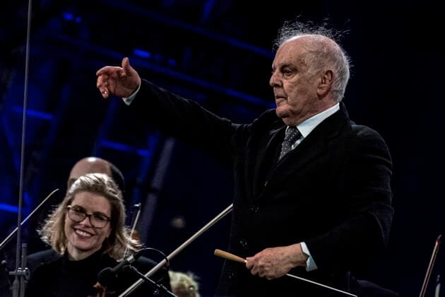 The Staatskapelle Berlin under the direction of Daniel Barenboim on the occasion of the 30th anniversary of the peaceful revolution at the Brandenburg Gate in Berlin The State Chapel Berlin under the direction of Daniel Barenboim on the occasion of the anniversary 30 years of peaceful revolution at the Brandenburg Gate in Berlin snapshot photography M Czapski