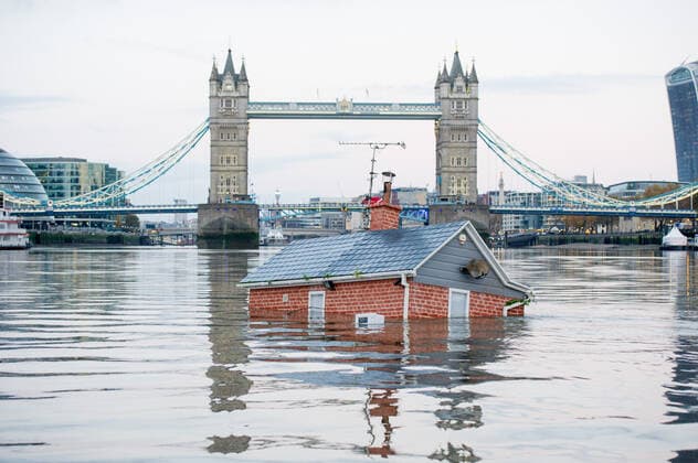 Bilder des Jahres 2019, News 11 November News Themen der Woche KW45 News Bilder des Tages November 10, 2019: Environmental activism protest group Extinction rebellion float a replica British house infront of Tower Bridge on the river Thames in an action entitled Our house is flooding to draw attention to Government inaction on the issue of rising sea levels globally as a result of the climate and ecological emergancy week after new predictions from the recent Climate Central research report show over 150 million people are at serious risk of higher tides and permanent flooding from global sea level rises of between 2 and 7 feet will effect more UK cities than previously expected on November 10, 2019 in London, England.  - ZUMAr152 20191110_zaa_r152_005 Copyright: xOm1x
