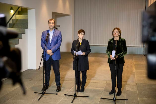 Bilder des Jahres 2019, News 11 November News Themen der Woche KW45 News Bilder des Tages (L-R) Voristzende von CSU Markus Soeder, von CDU Annegret Kramp-Karrenbauer und Kommissarische Vorsitzende der SPD Malu Dreyer geben ein Statement ueber die Einigung der Grosse Koalition ueber die Grundrente. im Kanzleramt in Berlin am 10. November 2019. Grosse Koalition findet Einigung ueber Grundrente *** L R Head of CSU Markus Soeder, CDU Annegret Kramp Karrenbauer and SPD Commissioner Malu Dreyer give a statement about the Grand Coalitions agreement on the basic pension in the Chancellors Office in Berlin on 10 November 2019 Grand Coalition finds agreement on the basic pension