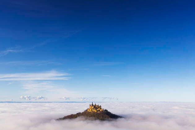 DEU; Deutschland, Baden-Württemberg, Bisingen, 10.11.2019: Burg Hohenzollern auf der Schwäbischen Alb. Sonnenschein und angenehme Temperaturen lockten Spaziergänger an den Aussichtspunkt Zeller Horn auf der Schwäbischen Alb. Die Burg Hohenzollern blickt aus dem Nebelmeer. Bei phantastischer Fernsicht reicht der Ausblick bis zum Schwarzwald-Panorama am Horizont. *** DEU Germany, Baden Württemberg, Bisingen, 10 11 2019 Hohenzollern Castle on the Swabian Alb Sunshine and pleasant temperatures lured walkers to the Zeller Horn vantage point on the Swabian Alb Hohenzollern Castle looks out of the sea of fog Fantastic views from afar, the view reaches as far as the Black Forest Panorama on the horizon