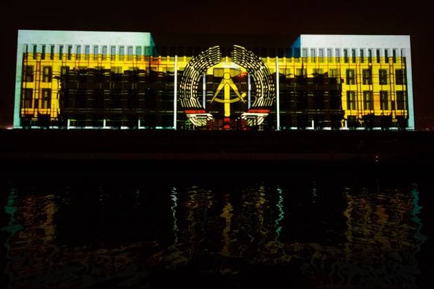 Bilder des Jahres 2019, News 11 November News Themen der Woche KW45 News Bilder des Tages Berlin, 30 Jahre Mauerfall - Mulitmedia-Schau am Humboldt Forum Deutschland, Berlin - 10.11.2019: Im Bild sind Impressionen von der Videoprojektion am Humboldt Forum zu sehen. Berlin Humboldt Forum Berlin Deutschland *** Berlin, 30 Years Fall of the Wall Mulitmedia Show at the Humboldt Forum Germany, Berlin 10 11 2019 Impressions of the video projection at the Humboldt Forum Berlin Humboldt Forum Berlin Germany are shown in the picture