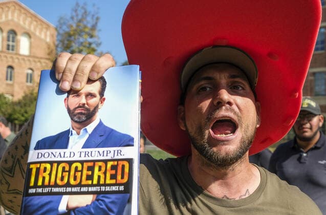 Bilder des Jahres 2019, News 11 November News Themen der Woche KW45 News Bilder des Tages November 10, 2019, Los Angeles, California, U.S: A Trump supporter in a protest at UCLA campus in response to Donald Trump Jr. who talks about his new book, Triggered: How the Left Thrives on Hate and Wants to Silence Us. in Los Angeles on Sunday Nov., 10, 2019. Los Angeles U.S. - ZUMAc68_ 20191110_zaf_c68_012 Copyright: xRingoxChiux