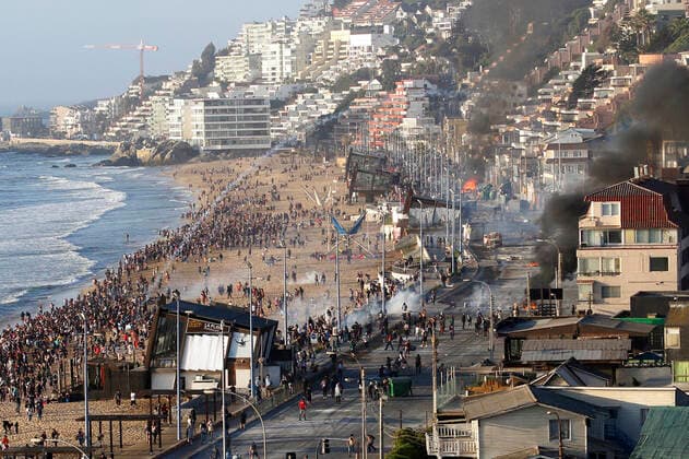 Bilder des Jahres 2019, News 11 November News Themen der Woche KW45 News Bilder des Tages Renaca, 10 de noviembre 2019. Desmanes tras manifestacione en Renaca. Raul Zamora Aton Chile, Renaca Chile Aton_369442 *** Renaca, 10 November 2019 Desmanes tras manifestacione en Renaca Raul Zamora Aton Chile, Renaca Chile Aton 369442  Copyright: RAULxZAMORA ATONxCHILE