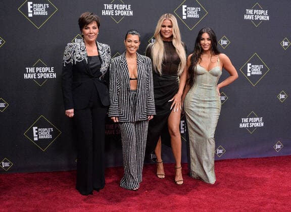 Entertainment Bilder des Tages (L-R) TV personalities Kris Jenner, Kourtney Kardashian, Khloé Kardashian, and Kim Kardashian West arrive for the 45th annual E! People s Choice Awards at the Barker Hangar in Santa Monica, California on Sunday, November 10, 2019.  LAP20191110278 JIMxRUYMEN