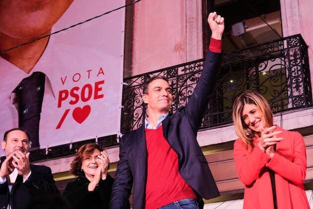 Bilder des Jahres 2019, News 11 November News Themen der Woche KW45 News Bilder des Tages The acting president Pedro Sanchez celebrating in Ferraz where the Psoe is based his electoral data, with his supporters. Madrid, Spain. Cordon Press *** The acting president Pedro Sanchez celebrating in Ferraz where the Psoe is based his electoral data, with his supporters Madrid, Spain Cordon Press 