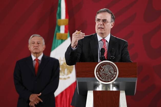 Mexiko gewährt Evo Morales Asyl - Pressekonferenz von Marcelo Ebrard Mexican chancellor Marcelo Ebrard (R) speaks next to President Andres Manuel Lopez Obrador (R) during a press conference at the National Palace in Mexico City, Mexico, 11 November 2019. Ebrard informed that the Government has not yet received and answer of the outgoing President of Bolivia Evo Morales, about the offer of asylum in Mexico. Mexico has not received an answer to its offer of asylum for Evo Morales !ACHTUNG: NUR REDAKTIONELLE NUTZUNG!  Copyright: xJosexMendezx MEX8348 20191111-637090833105540771