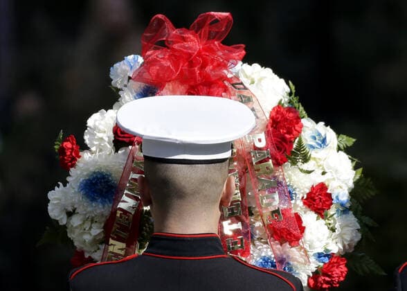 Bilder des Jahres 2019, News 11 November News Themen der Woche KW46 A United States Marine walks with a wreath after President Donald Trump delivers remarks before a wreath laying during the Opening Ceremony of the 100th annual New York City Veterans Day Parade on Monday, November 11, 2019 in New York City. The New York City Veterans Day Parade is a non-partisan, non-political event to honor the service of vets and salute currently-serving military, dubbed the largest commemoration of service in the nation . Over 25,000 people participate, including vets, active duty military personnel, and high school and college bands and floats.  NYP20191111105 JOHNxANGELILLO