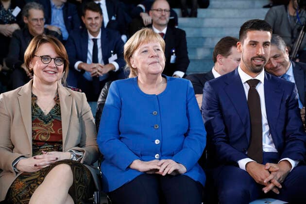 Minister of State Annette Widmann Mauz, Federal Chancellor Angela Merkel, Sami Khedira, football player, Germany, Berlin, Federal Chancellery, participation of the BKin in the National Integration Award ceremony, 11 11 2019