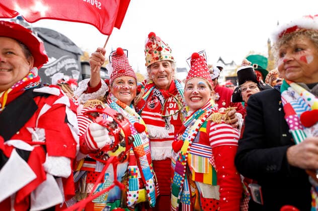 Jecken beim Auftakt des Kölner Karnevals auf dem Heumarkt. Köln, 11.11.2019 *** Jecken at the opening of the Cologne Carnival on the Heumarkt Cologne, 11 11 2019 Foto:xC.xHardtx xFuturexImage