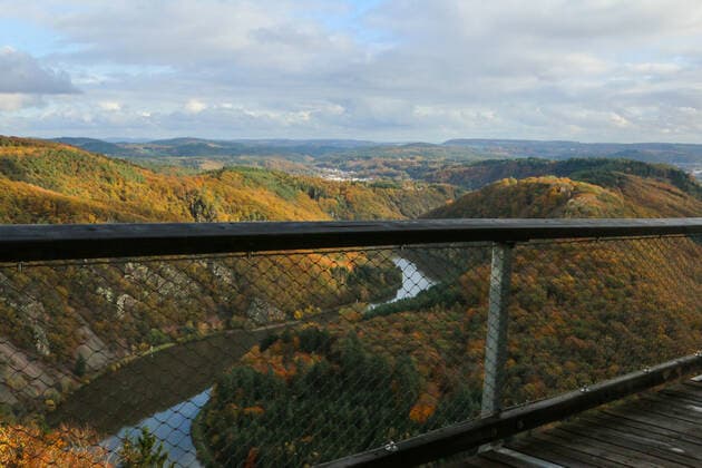 Cloef-Atrium, 66693 Mettlach Themenfoto Herbst, 05.11.2019 Blick aud die herbstlich bunte Saarschleife vom Baumwipfelpfad Mettlach, Themenfoto Herbst, 05.11.2019 - Fofo: Jogi Eibner-Pressefoto *** Cloef Atrium, 66693 Mettlach Theme photo Autumn, 05 11 2019 View of the autumnally colourful Saar loop from the tree top path Mettlach, Theme photo Autumn, 05 11 2019 Fofo Jogi Eibner Press photo Copyright: xAugstx xEibner-Pressefotox EP_jat