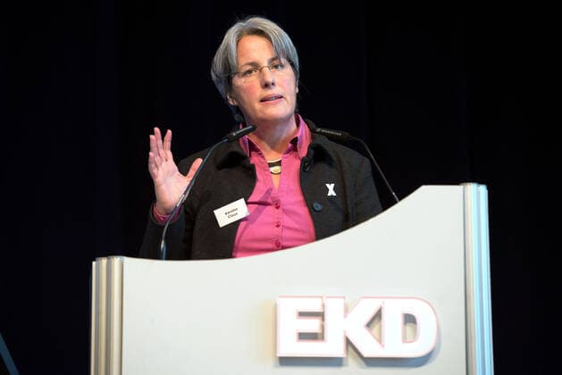 Bilder des Jahres 2019, News 11 November News Themen der Woche KW46 Erstmals hat eine Betroffene sexuellen Missbrauchs vor der Synode der Evangelischen Kirche in Deutschland (EKD) gesprochen. Betroffene muessen ueber jeden einzelnen Schritt mitbestimmen , sagte Kerstin Claus (Foto) am Dienstag (12.11.2019) in Dresden. Claus ist Mitglied im Betroffenenrat des Unabhaengigen Missbrauchsbeauftragten der Bundesregierung. Sie forderte, dass die Beduerfnisse der Opfer sexualisierter Gewalt in den Mittelpunkt der Aufklaerung gestellt werden muessten. Zu oft konzentriere sich die Kirche nach der Anzeige einer Tat auf Taeter und Beweise und erhebe die Opfer in den Status eines Zeugen, kritisierte sie. (Siehe epd-Bericht vom 12.11.2019) EKD-Syode beraet ueber sexuellen Missbrauch *** For the first time a person affected by sexual abuse spoke before the synod of the Protestant Church in Germany EKD, affected persons Copyright: epd-bild HeikexLyding EDITORIAL USE ONLY