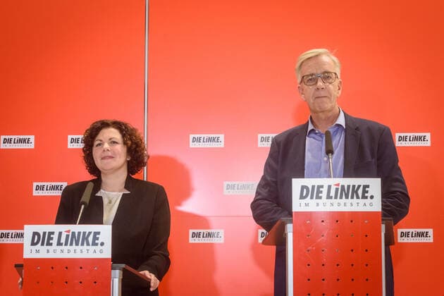 Bilder des Jahres 2019, News 11 November News Themen der Woche KW46 Bundestag, PK der Fraktion Linke - Amira Mohamed Ali und Dietmar Bartsch Deutschland, Berlin - 12.11.2019: Im Bild ist Amira Mohamed Ali (die linke) und Dietmar Bartsch (Fraktionsvorsitzender DIE LINKE im Bundestag) während des Pressestatements im deutschen Bundestags zu sehen. Berlin Bundestag Berlin Deutschland *** Bundestag, PK of the parliamentary group Left Amira Mohamed Ali and Dietmar Bartsch Germany, Berlin 12 11 2019 In the picture Amira Mohamed Ali is the left and Dietmar Bartsch parliamentary group leader DIE LINKE in the Bundestag during the press statement in the German Bundestag Berlin Bundestag Berlin Germany