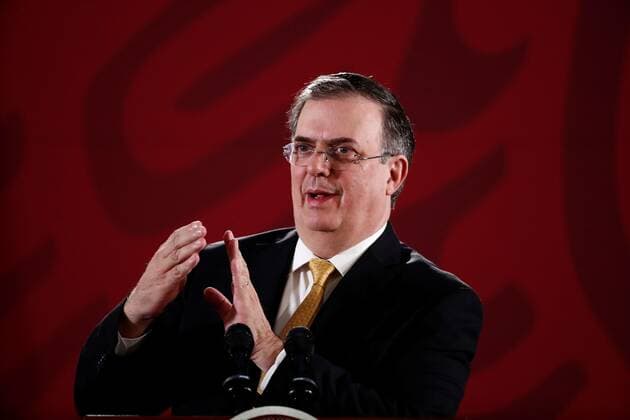 Mexiko, Pressekonferenz Andres Manuel Lopez und Außenminister Marcelo Ebrard zum Exil für Morales Mexican Foreign Minister Marcelo Ebrard offers a press conference, at the National Palace in Mexico City, Mexico, 12 November 2019. The Government of Mexico estimated that the plane that transfers to Evo Morales will arrive in the capital of the country after 11.00 local time (17.00 GMT) as a political asylum after a journey through different spaces and political decisions said Ebrard. Evo Morales will arrive to Mexico in a few hours after tour through Latin America !ACHTUNG: NUR REDAKTIONELLE NUTZUNG!  Copyright: xJoséxMéndezx MEX8438 20191112-637091737102531931