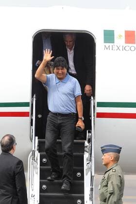 Mexiko, Evo Morales bei seiner Ankunft im Exil in Mexiko-Stadt Former President from Bolivia Evo Morales arrives to the International Airport of Mexico City, Mexico, 12 November 2019. Evo Morales, who resigns the last Sunday to the Presidency of Bolivia, arrives to Mexico with asylum in a plane of the Mexican Air Force that left Bolivia last night and stopped in Paraguay before embarking on a complicated route through the region. Evo Morales arrives in Mexico after receiving political asylum !ACHTUNG: NUR REDAKTIONELLE NUTZUNG!  Copyright: xMarioxGuzmánx AME3634 20191112-637091823182575259