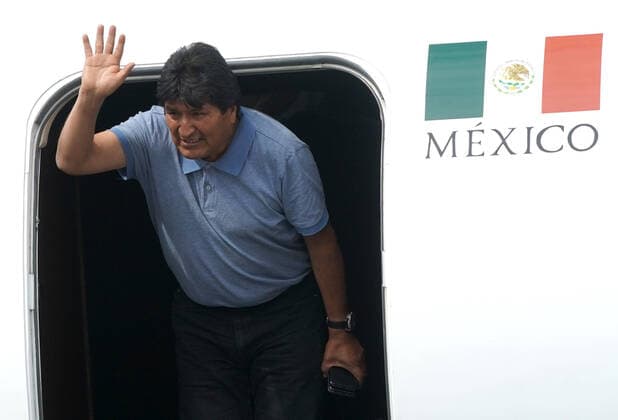 Bilder des Jahres 2019, News 11 November News Themen der Woche KW46 News Bilder des Tages (191112) -- MEXICO CITY, Nov. 12, 2019 -- Evo Morales waves upon his arrival at the airport in Mexico City, capital of Mexico, on Nov. 12, 2019. Evo Morales, who had been offered political asylum by the Mexican government after announcing his resignation as Bolivian president, arrived in Mexico City on Tuesday. ) MEXICO-MEXICO CITY-EVO MORALES-ARRIVAL DavidxdexlaxPaz 