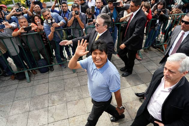 (191112) -- MEXICO CITY, Nov. 12, 2019 -- Evo Morales (C) waves upon his arrival at the airport in Mexico City, capital of Mexico, on Nov. 12, 2019. Evo Morales, who had been offered political asylum by the Mexican government after announcing his resignation as Bolivian president, arrived in Mexico City on Tuesday. ) MEXICO-MEXICO CITY-EVO MORALES-ARRIVAL DavidxdexlaxPaz 