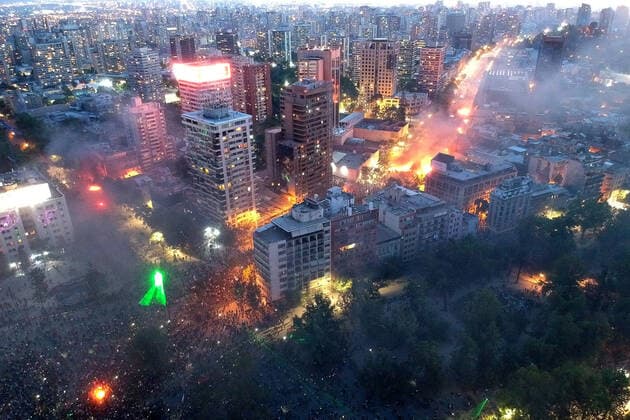 Bilder des Jahres 2019, News 11 November News Themen der Woche KW46 News Bilder des Tages Santiago, 12 de noviembre 2019 Protetas contra el gobierno del presidente Sebastian PiÃ’era. Marcelo Hernandez Aton Chile, Santiago Chile Aton_370659 *** Santiago, 12 November 2019 Protetas contra el gobierno del presidente Sebastian PiÃera Marcelo Hernandez Aton Chile, Santiago Chile Aton 370659  Copyright: MARCELOxHERNANDEZ ATONxCHILE