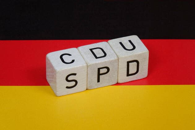 Deutschlandfahne und Parteien Deutschlandfahne und Parteien, 11.11.2019, Borkwalde, Brandenburg, Auf einer Deutschlandfahne liegen Buchstabenwürfel mit den Parteien der CDU und der SPD. *** Deutschlandfahne und Parteien Deutschlandfahne und Parteien, 11 11 2019, Borkwalde, Brandenburg, On a German flag lie letter cubes with the parties of the CDU and the SPD