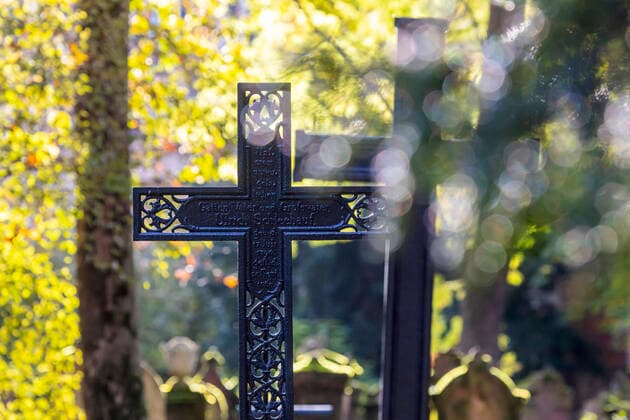 Volkstrauertag am 14. November DEU, Deutschland, Baden-Württemberg, Stuttgart, 09.11.2019: Hoppenlau-Friedhof im Herbst. Er ist der älteste noch erhaltene Friedhof in Stuttgart. *** DEU, Germany, Baden Württemberg, Stuttgart, 09 11 2019 Hoppenlau cemetery in autumn It is the oldest still preserved cemetery in Stuttgart