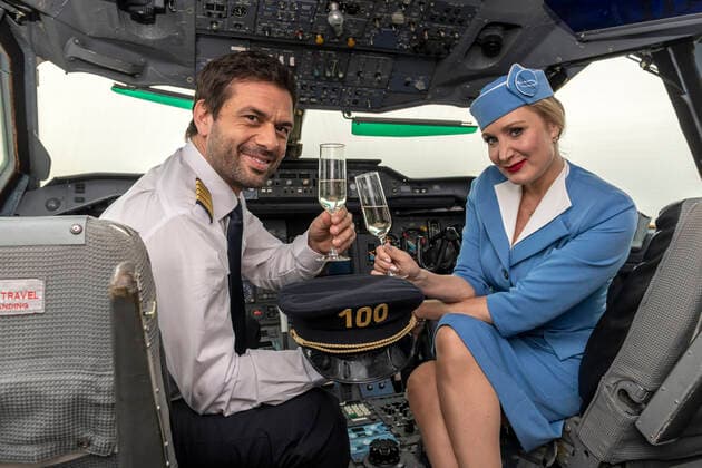 Bilder des Jahres 2019, Entertainment 11 November Entertainment Themen der Woche KW46 Entertainment Bilder des Tages Dreharbeiten für die 100. Folge von Heldt am 13. November 2019 am Köln-Bonner Flughafen. Im Bild Kai Schumann (Kriminalkommissar Nikolas Heldt) mit Janine Kunze (Staatsanwältin Ellen Bannenberg) im Cockpit des Airbus in ihrer Spielkleidung . In der hundertsten Folge hat Heldt Geburtstag. Kollegen und Freunde haben sich als Geschenk ein Gruppenspiel in einem Escape-Room ausgedacht, in einem echten Flugzeug. Kunze und Schumann stoßen mit Sekt auf seinen Geburtstag an. Köln Nordrhein-Westfalen Deutschland *** Shooting for the 100 episodes of Heldt on 13 November 2019 at Cologne Bonn Airport In the picture Kai Schumann Detective Nikolas Heldt with Janine Kunze Public Prosecutor Ellen Bannenberg in the cockpit of the Airbus in her playing clothes In the hundredth episode Heldts birthday Colleagues and friends have come up with a group game