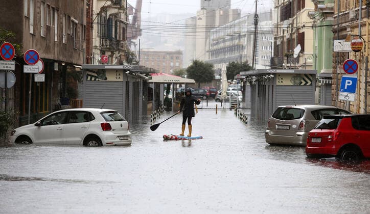 Bilder des Jahres 2019, News 11 November News Themen der Woche KW46 News Bilder des Tages (191113) -- RIJEKA (CROATIA), Nov. 13, 2019 (Xinhua) -- A woman rides on a surfboard through a flooded street in Rijeka, Croatia, Nov. 13, 2019. Gale-force winds and storm hit Croatia s Dalmatian coast this week, causing floods and property damage. (Goran Kovacic Pixsell via Xinhua) CROATIA-DALMATIAN COAST-STORM 
