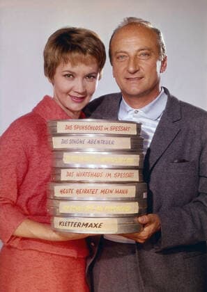 Hokuspokus oder: Wie lasse ich meinen Mann verschwinden...?, Deutschland 1966, Regisseur Kurt Hoffmann mit Darstellerin Liselotte Pulver und Filmdosen Nur redaktionelle Nutzung. Editorial usage only. Copyright: ArthurxGrimm UnitedArchives82000841