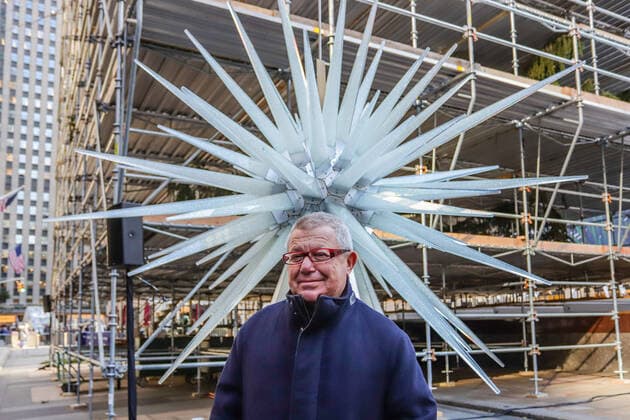 News Bilder des Tages November 13, 2019, New York, NEW YORK, ESTADOS UNIDOS: A 900-pound Swarovski crystal star was lifted by a crane and attached to the Rockefeller Center Christmas Tree on Wednesday morning, 13. Designed by architect Daniel Libeskind, the sparkling star measures 9 feet 10 cm in diameter and is created from 3 million dazzling Swarovski crystals in 70 illuminated ears. The Rockefeller Center Christmas Tree will be decorated with more than 50,000 multicolored lights and illuminated December 4 and will be on display until Friday, January 14, 2020. Later, the tree will be donated to Habitat for Humanity to be transformed into a home. New York ESTADOS UNIDOS - ZUMAc233 44627616st Copyright: xVanessaxCarvalhox