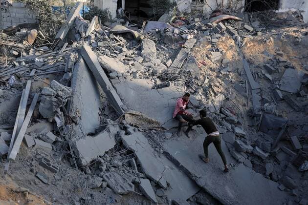 Bilder des Jahres 2019, News 11 November News Themen der Woche KW46 News Bilder des Tages November 14, 2019, Khan Younis, Gaza Strip, Palestinian Territory: Palestinians inspect the damaged house destroyed in an Israeli air strike in Khan Younis in the southern Gaza Strip on November 14, 2019 Khan Younis Palestinian Territory - ZUMAap3_ 20191114_zaf_ap3_075 Copyright: xAshrafxAmrax