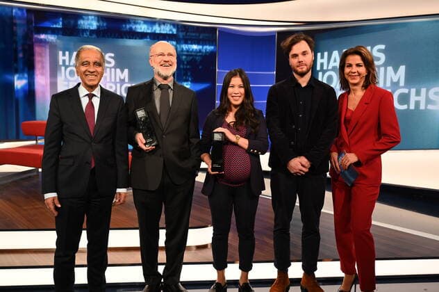 Meteorologist Mojib Latif l r, journalists and prizewinners Harald Lesch, l r, Mai Thi Nguyen Kim, young prizewinner Jonas Weyrosta and presenter Anja Bröker pose at the award ceremony of the Hanns Joachim Friedrich Prize for Television Journalism 2019 on 14 11 2019 in Cologne This prize is awarded once a year to television journalists who have achieved outstanding work