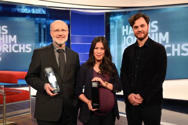 Journalists and prizewinners Harald Lesch, l r, Mai Thi Nguyen Kim and young prizewinner Jonas Weyrosta pose at the award ceremony of the Hanns Joachim Friedrichs Prize for Television Journalism 2019 on 14 11 2019 in Cologne The prize is awarded once a year to television journalists who have achieved outstanding results in their work
