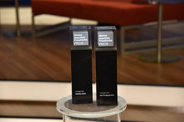 The prizes for journalists and prize winners Harald Lesch, l r, Mai Thi Nguyen Kim pose at the award ceremony of the Hanns Joachim Friedrichs Prize for Television Journalism 2019 on 14 11 2019 in Cologne The prize is awarded once a year to television journalists who have achieved outstanding results in their work