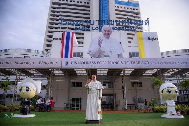 Bilder des Jahres 2019, News 11 November News Themen der Woche KW46 News Bilder des Tages Bangkok: Pope’s visit to Thailand A life size statue of Pope Francis is displayed at the ground of Saint Louis Hospital in Bangkok in preparation for Pope Francis visit in Thailand and Japan on November 20-26. The 32nd foreign apostolic journey will be his 4th to Asia, after that of South Korea in 2014, Sri Lanka and the Philippines the following year and Myanmar and Bangladesh in 2017, said Vatican News, a news and information system of the Holy See. Thailand VichanxPoti