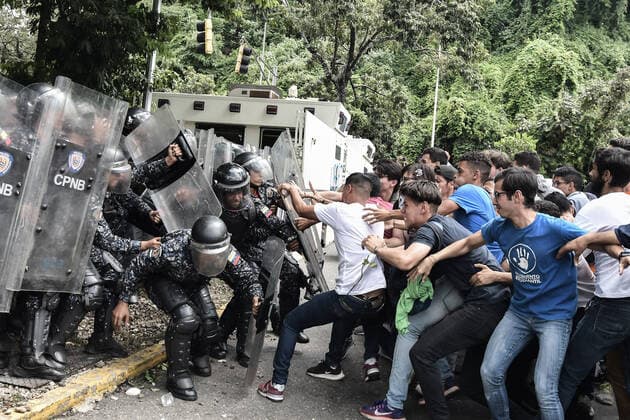 Bilder des Jahres 2019, News 11 November News Themen der Woche KW46 News Bilder des Tages November 14, 2019, Caracas, Miranda, Venezuela: Students clashing with riot police during the demonstration..Tension rose in Venezuela after university students protested in the streets in support of the call made by the Venezuelan opposition to remain in the streets without return, indefinitely. Caracas Venezuela - ZUMAs197 20191114_zaa_s197_154 Copyright: xRomanxCamachox