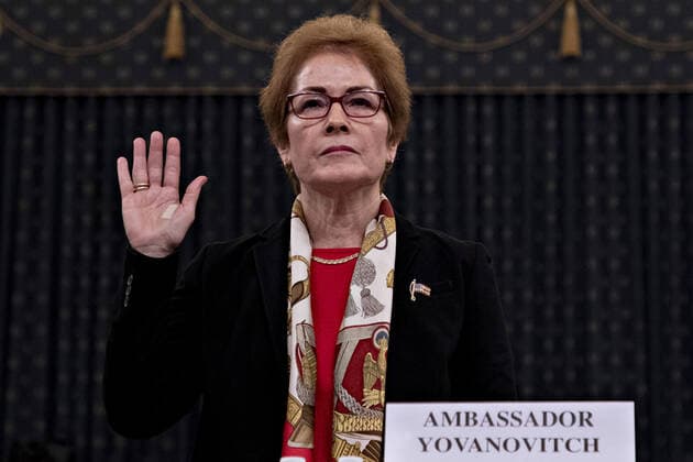 Bilder des Jahres 2019, News 11 November News Themen der Woche KW46 News Bilder des Tages Former U.S. Ambassador to Ukraine Marie Yovanovitch is sworn in before the House Permanent Select Committee on Intelligence as part of the impeachment inquiry into President Donald Trump, on Capitol Hill in Washington, DC, on Friday, November 15, 2019. The hearings are looking into whether Trump used military aid as leverage to pressure Ukraine into investigations that would benefit him politically.  WAX20191115104 AndrewxHarrer